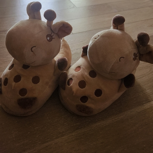UNBRANDED | Adorable giraffe slippers - Picture 1 of 6